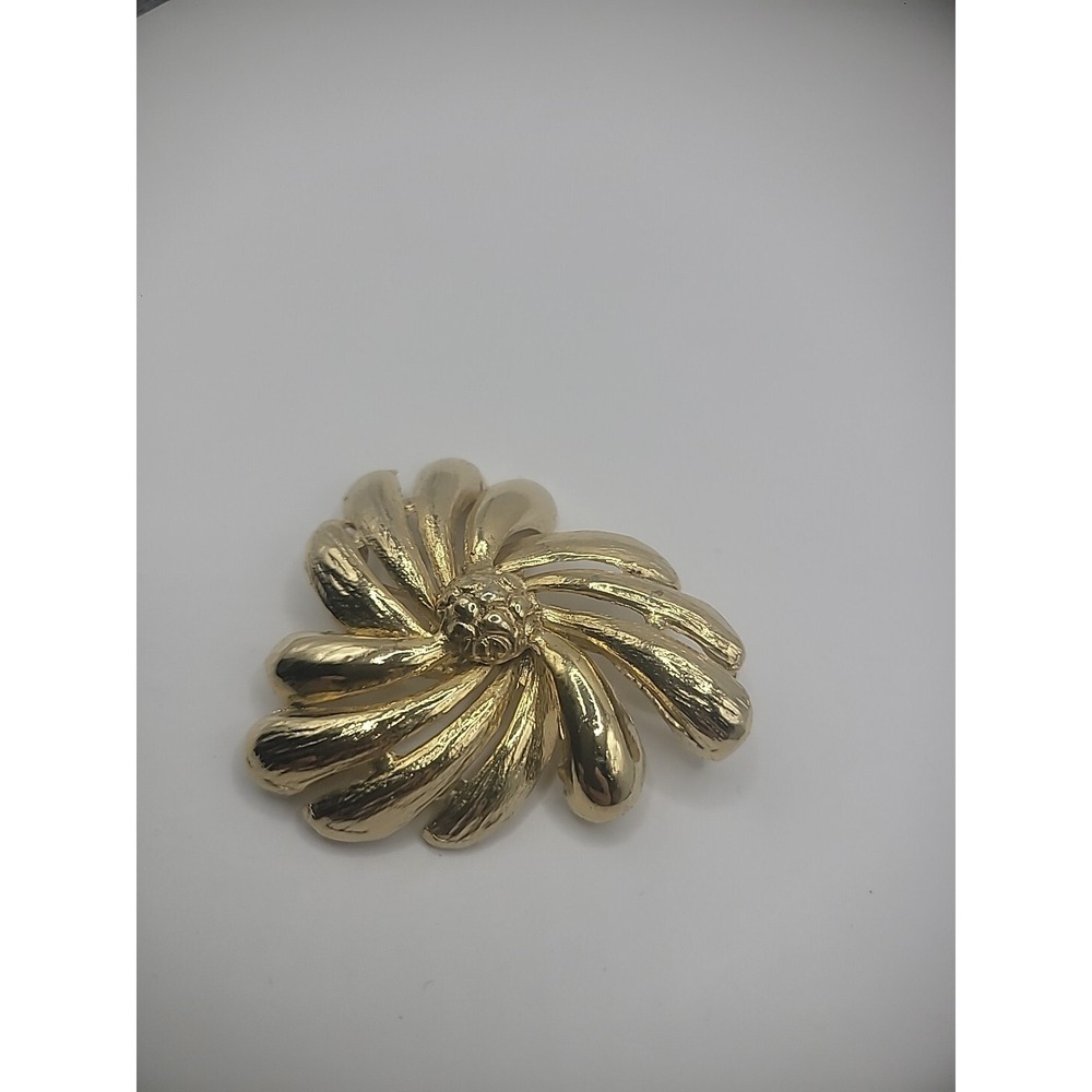 Vintage Gold Tone Brooch Pin Flower Petals Pestuls Jewelry Costume